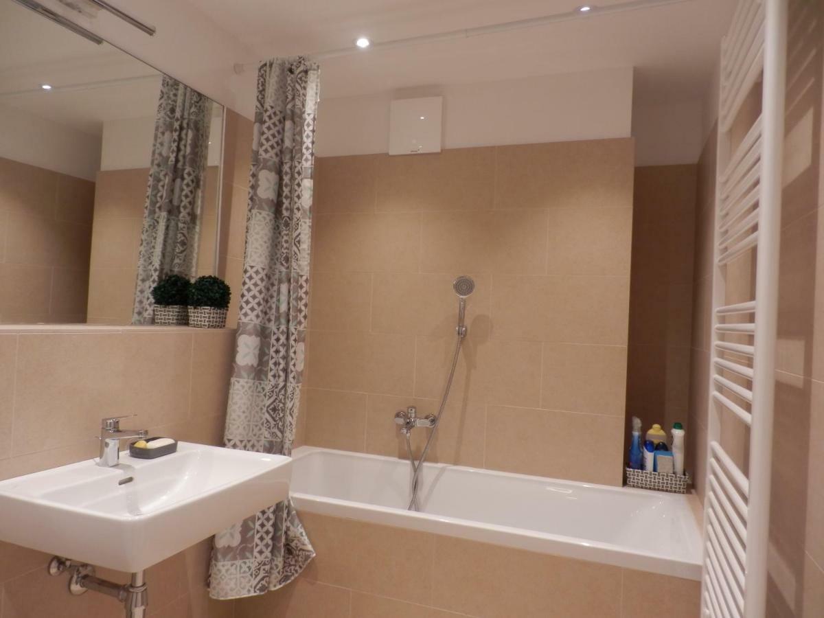 Spacious, Modern 1-Bdrm Apt Near Vic & Austria Ctr Lägenhet Wien Exteriör bild