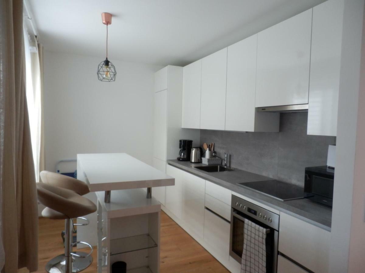 Spacious, Modern 1-Bdrm Apt Near Vic & Austria Ctr Lägenhet Wien Exteriör bild