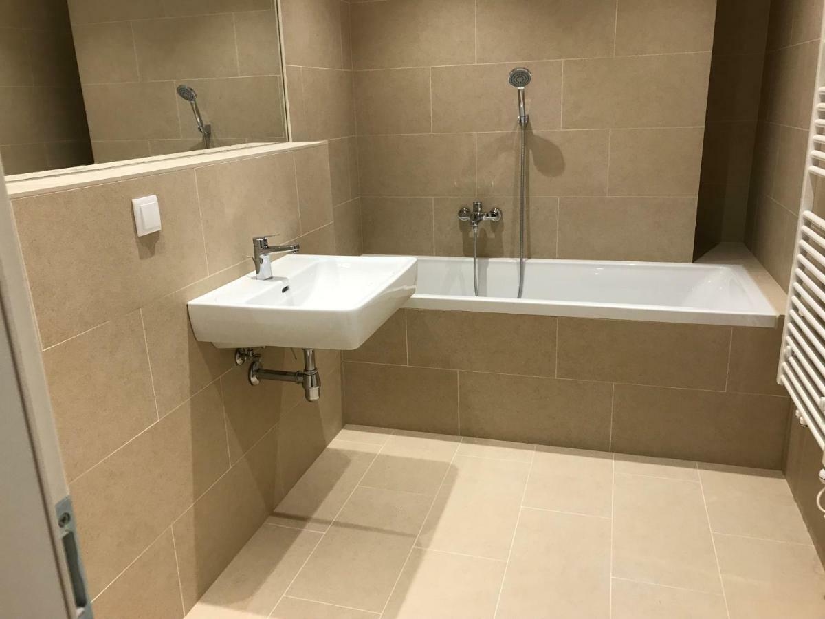 Spacious, Modern 1-Bdrm Apt Near Vic & Austria Ctr Lägenhet Wien Exteriör bild