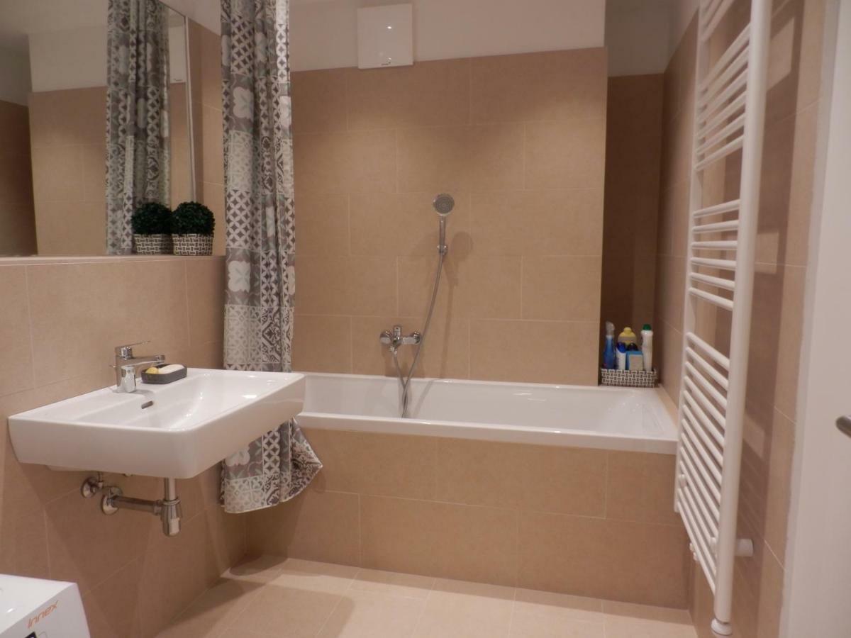 Spacious, Modern 1-Bdrm Apt Near Vic & Austria Ctr Lägenhet Wien Exteriör bild