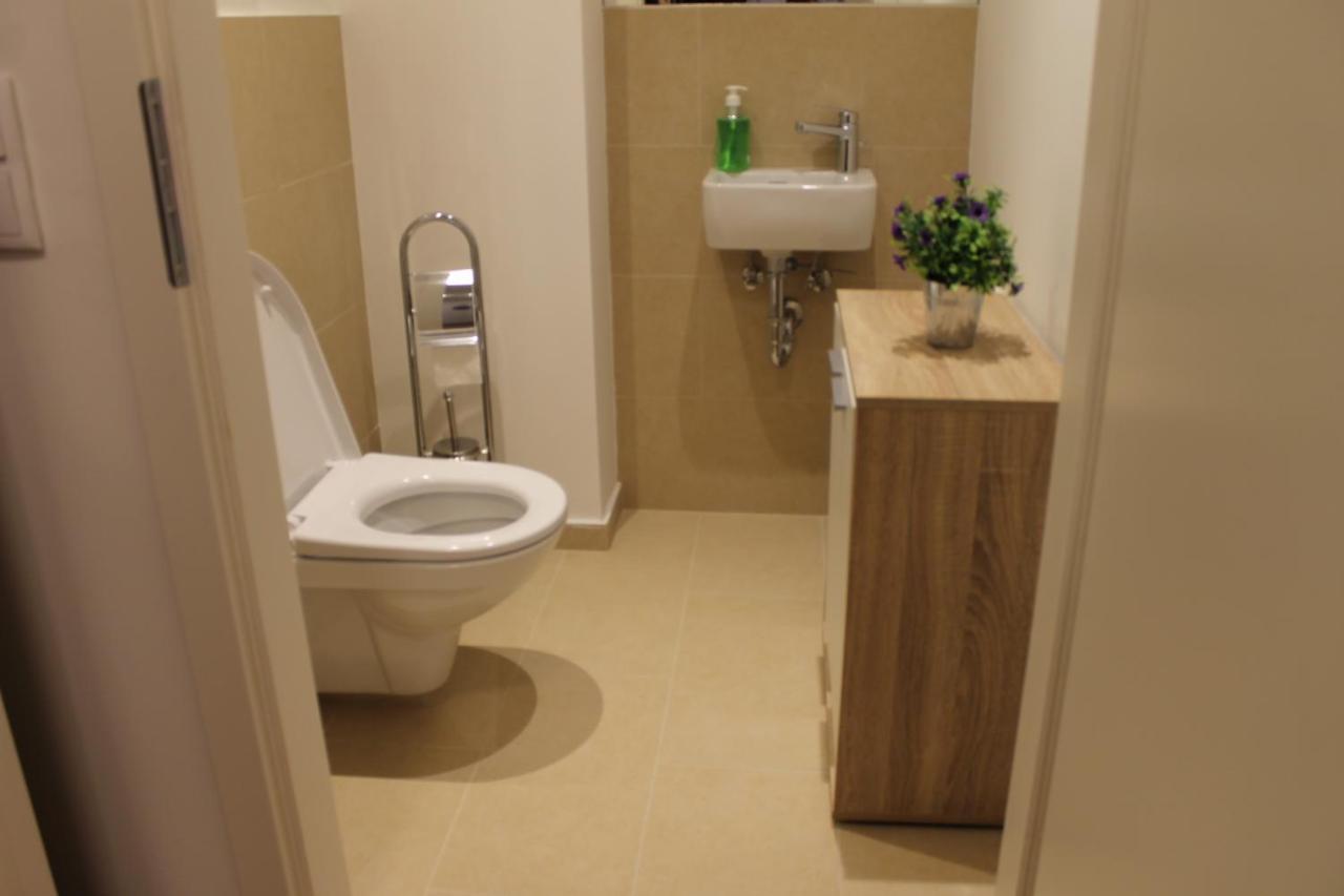 Spacious, Modern 1-Bdrm Apt Near Vic & Austria Ctr Lägenhet Wien Exteriör bild