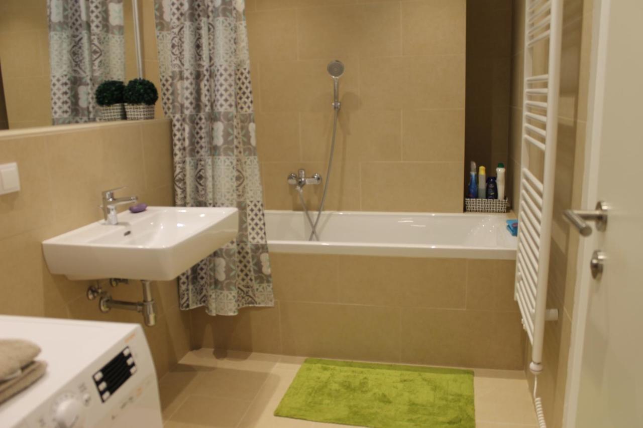 Spacious, Modern 1-Bdrm Apt Near Vic & Austria Ctr Lägenhet Wien Exteriör bild